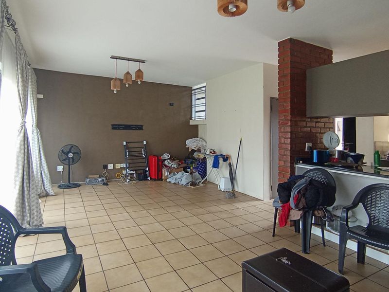 Stylish Double-Storey 2-Bedroom Apartment with Dual Balconies in the Heart of Midrand - Photo 4