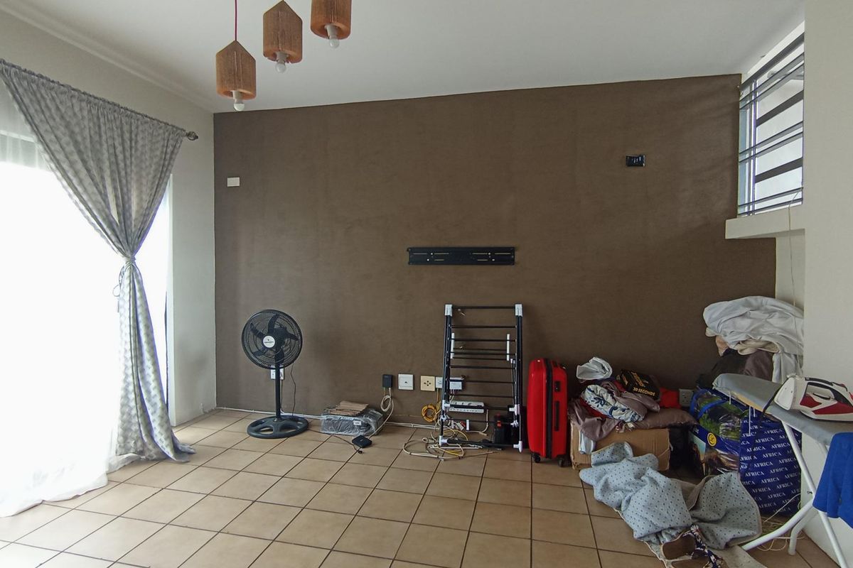 Stylish Double-Storey 2-Bedroom Apartment with Dual Balconies in the Heart of Midrand - Photo 5
