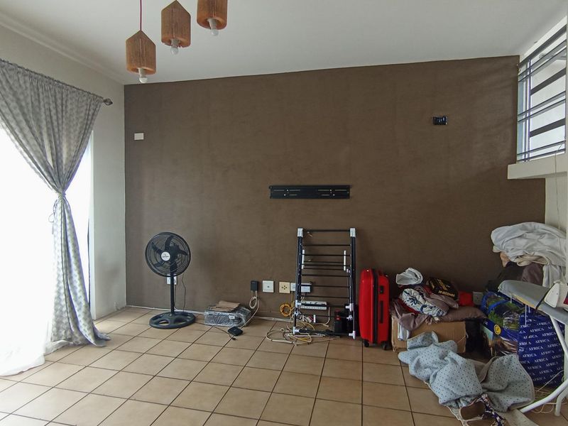 Stylish Double-Storey 2-Bedroom Apartment with Dual Balconies in the Heart of Midrand - Photo 5