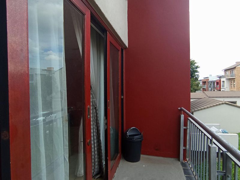 Stylish Double-Storey 2-Bedroom Apartment with Dual Balconies in the Heart of Midrand - Photo 8