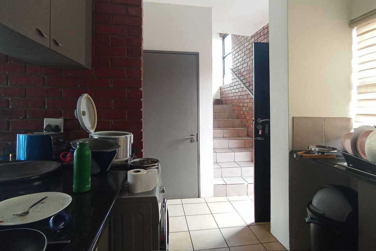 Stylish Double-Storey 2-Bedroom Apartment with Dual Balconies in the Heart of Midrand - Photo 3