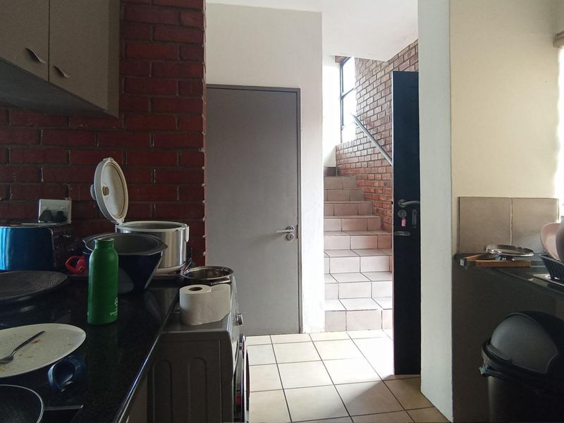 Stylish Double-Storey 2-Bedroom Apartment with Dual Balconies in the Heart of Midrand - Photo 3