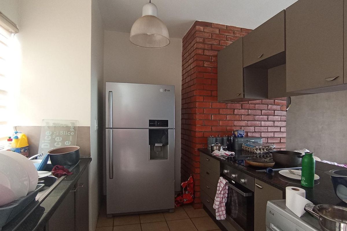Stylish Double-Storey 2-Bedroom Apartment with Dual Balconies in the Heart of Midrand - Photo 2