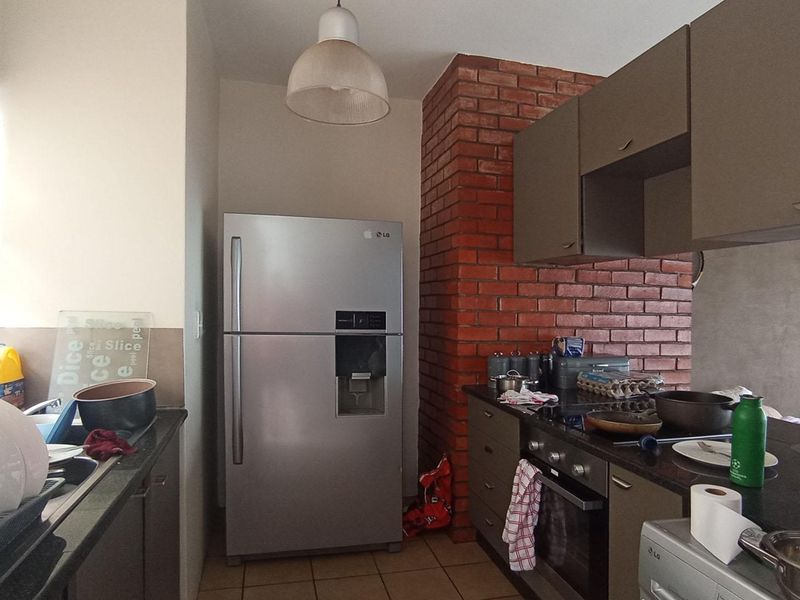 Stylish Double-Storey 2-Bedroom Apartment with Dual Balconies in the Heart of Midrand - Photo 2