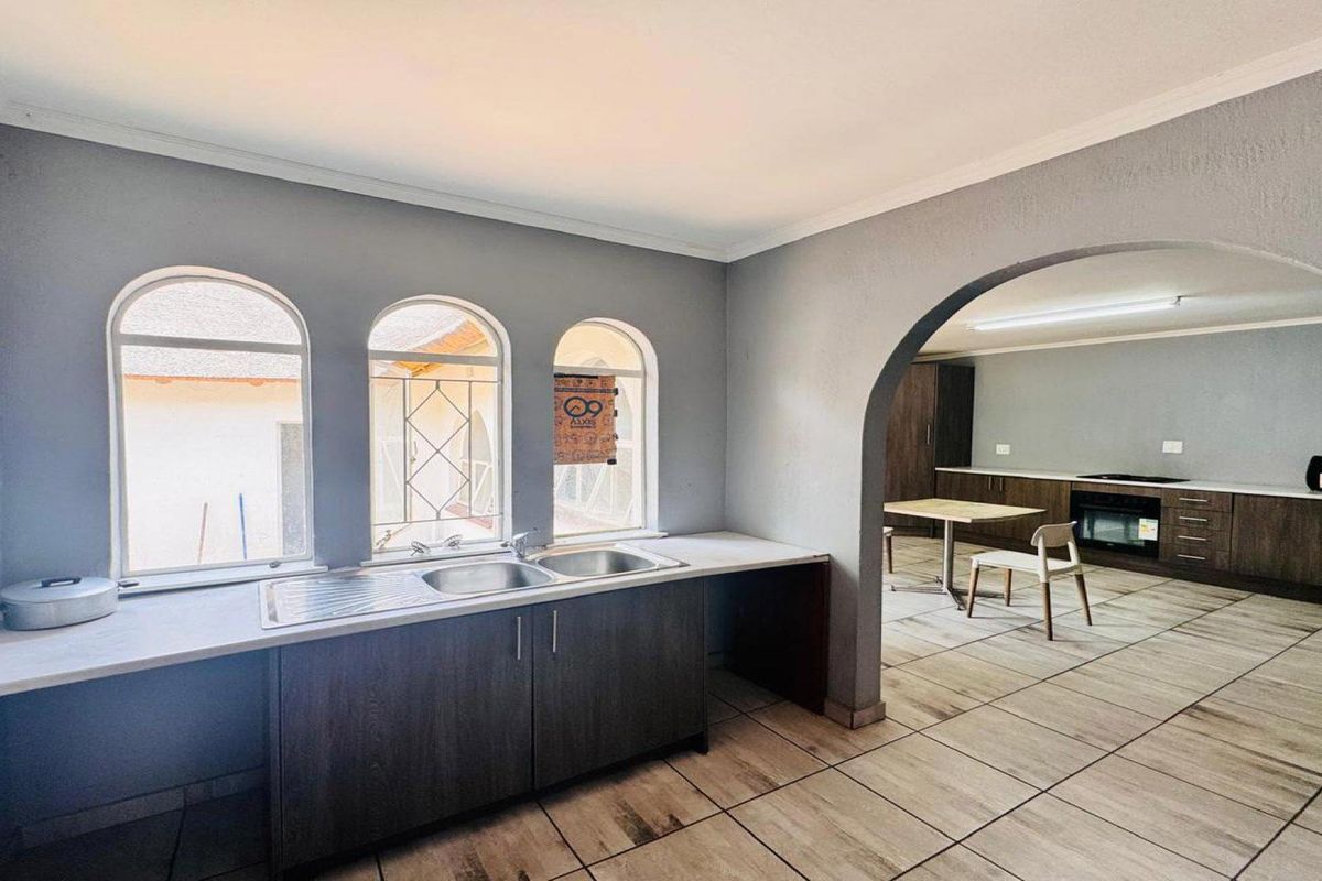 Spacious 5-Bedroom Family Home on Expansive 0.8566-Hectare Property in President Park - Photo 4