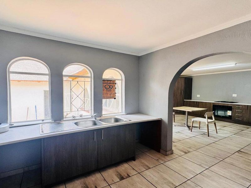Spacious 5-Bedroom Family Home on Expansive 0.8566-Hectare Property in President Park - Photo 4