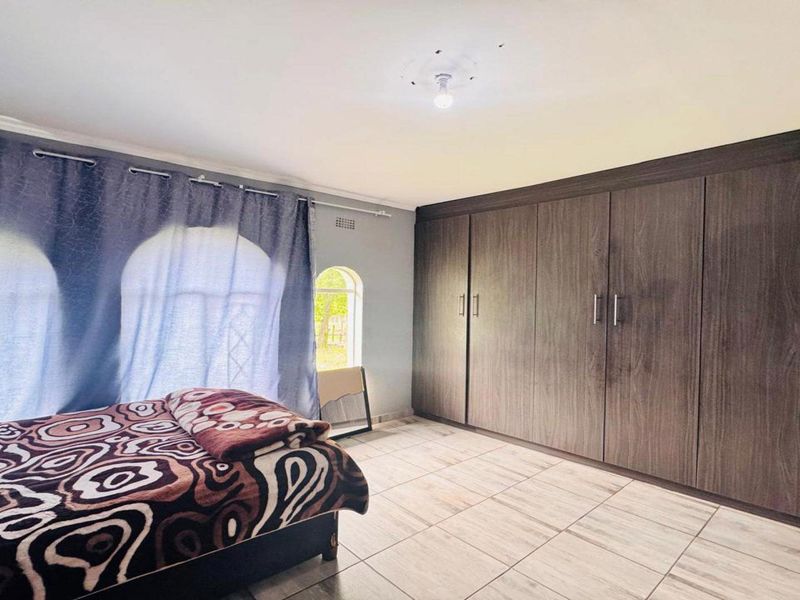 Spacious 5-Bedroom Family Home on Expansive 0.8566-Hectare Property in President Park - Photo 9
