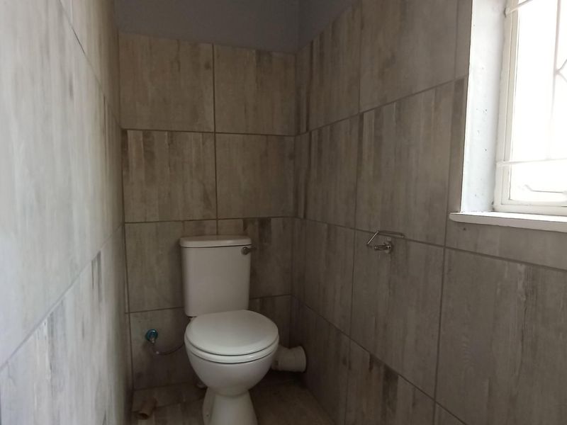 Spacious 5-Bedroom Family Home on Expansive 0.8566-Hectare Property in President Park - Photo 6