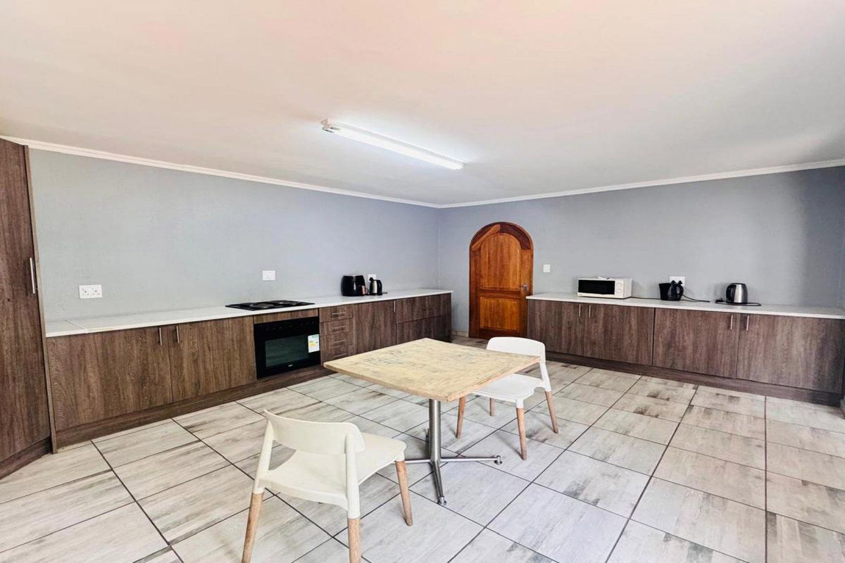 Spacious 5-Bedroom Family Home on Expansive 0.8566-Hectare Property in President Park - Photo 3