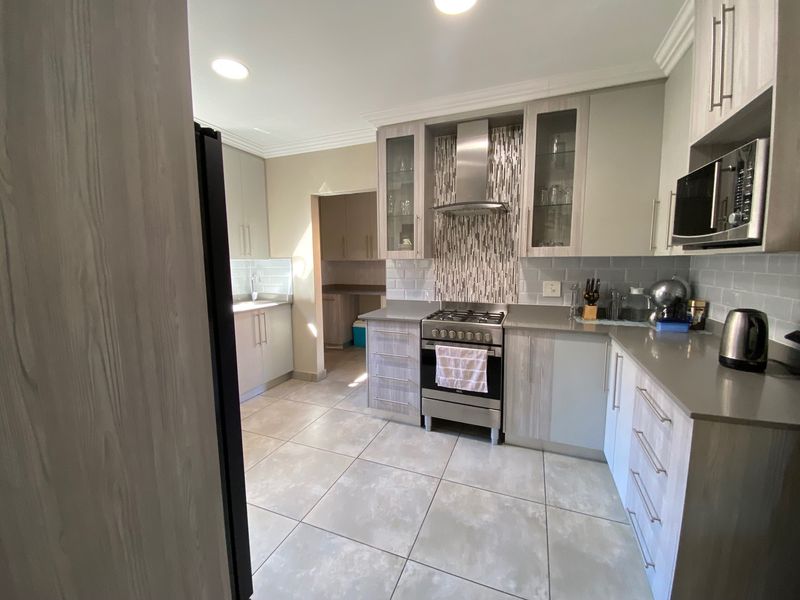 Stunning & Energy-Efficient 3-Bedroom Dream Home in a Secure Dayanglen Estate! - Photo 7
