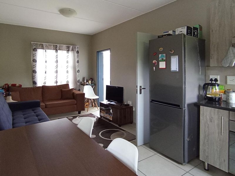 Charming 1-Bedroom First-Floor Apartment for Sale in Glen Acres Park Estate, Glen Austin, Midrand - Photo 3