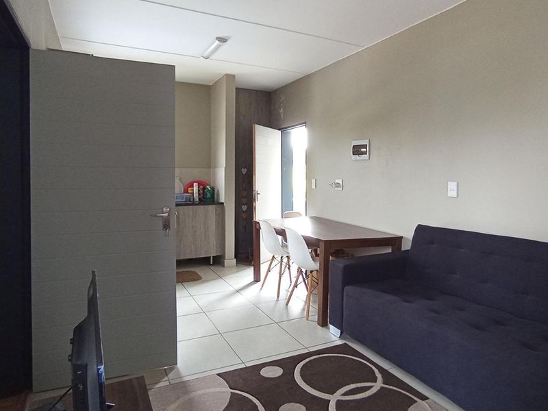 Charming 1-Bedroom First-Floor Apartment for Sale in Glen Acres Park Estate, Glen Austin, Midrand - Photo 4