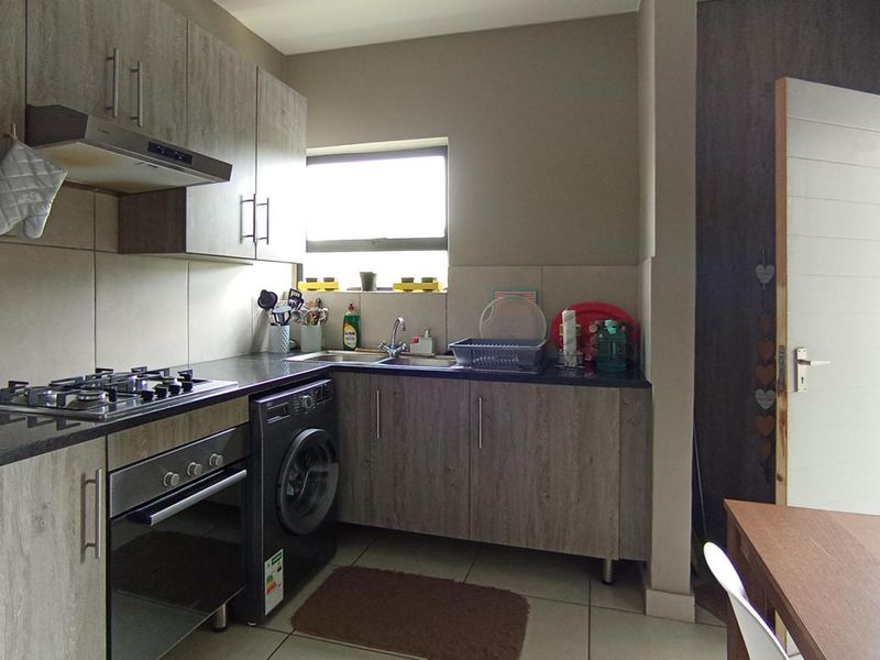 Charming 1-Bedroom First-Floor Apartment for Sale in Glen Acres Park Estate, Glen Austin, Midrand - Photo 2