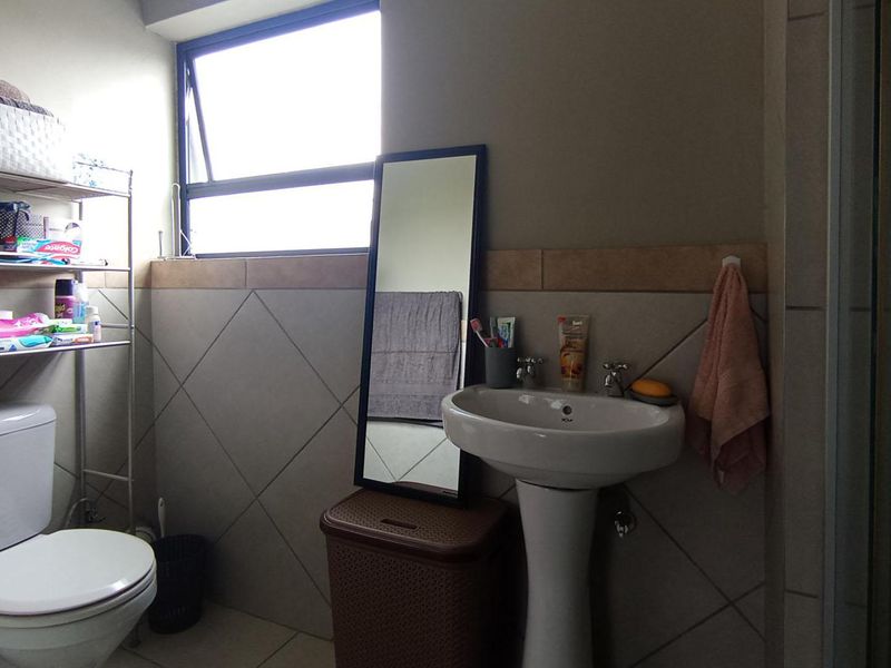 Charming 1-Bedroom First-Floor Apartment for Sale in Glen Acres Park Estate, Glen Austin, Midrand - Photo 8