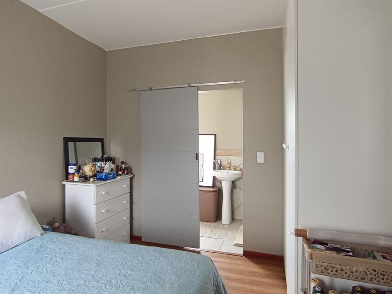 Charming 1-Bedroom First-Floor Apartment for Sale in Glen Acres Park Estate, Glen Austin, Midrand - Photo 7