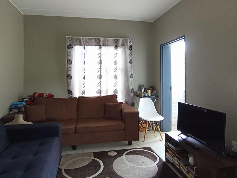 Charming 1-Bedroom First-Floor Apartment for Sale in Glen Acres Park Estate, Glen Austin, Midrand - Photo 5