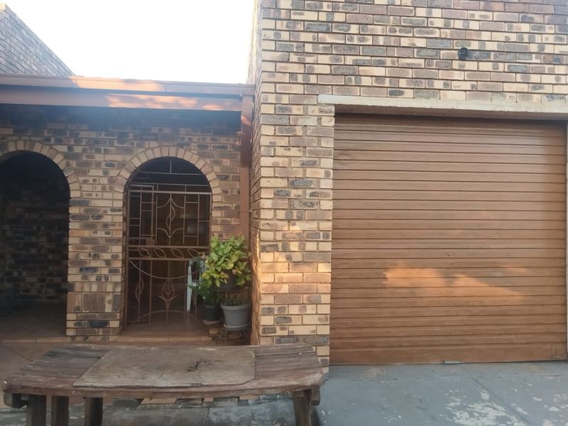 Charming Ga-Rankuwa Home with Fibre and Parkade - Photo 3