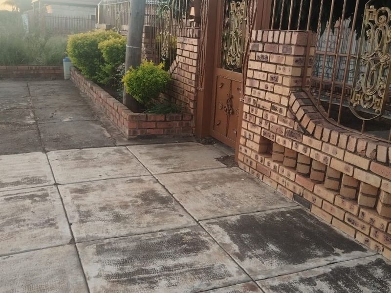 Charming Ga-Rankuwa Home with Fibre and Parkade - Photo 8