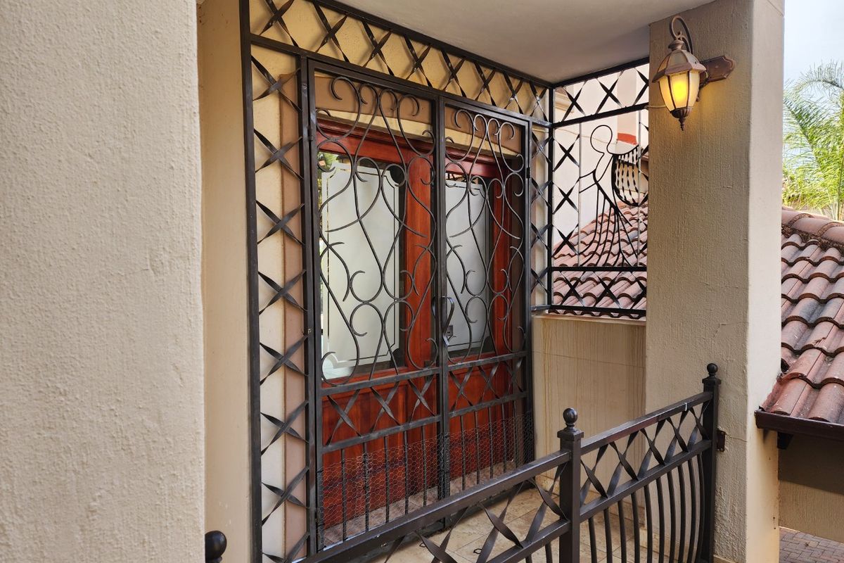 4 BEDROOM TOWNHOUSE IN WILKOPPIES - Photo 2