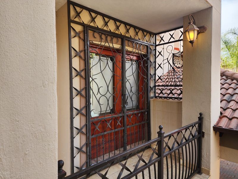 4 BEDROOM TOWNHOUSE IN WILKOPPIES - Photo 2