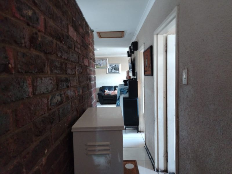 1ST FLOOR 2 BEDROOM FLAT FOR SALE - EIKENHOF FLAT BELMONT PARK - Photo 8