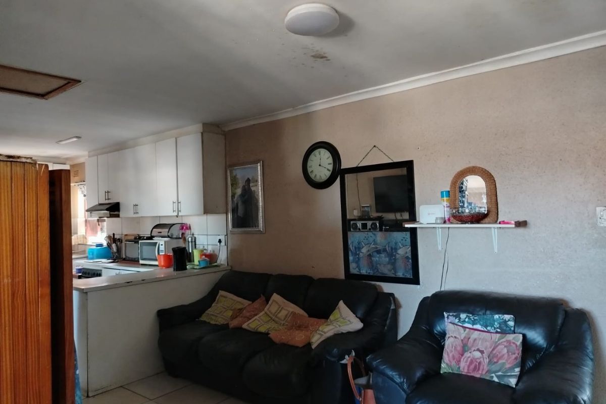 1ST FLOOR 2 BEDROOM FLAT FOR SALE - EIKENHOF FLAT BELMONT PARK - Photo 3