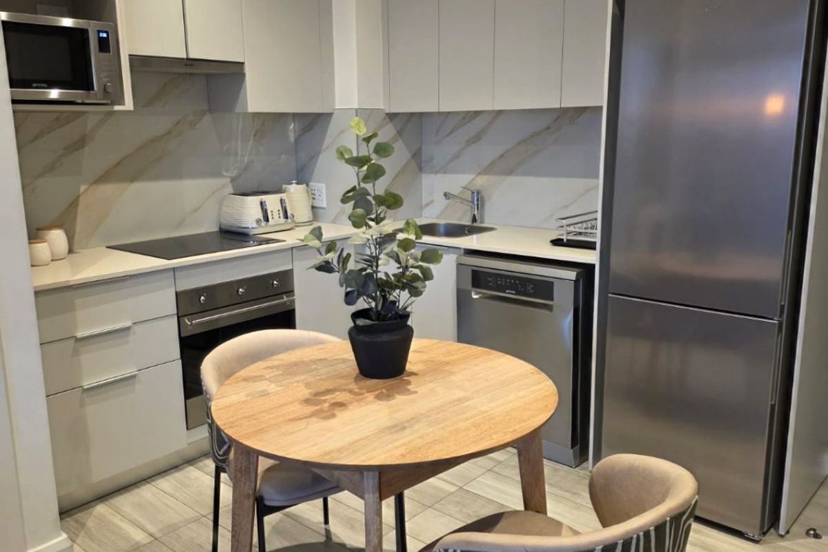 Luxury 2 Bedroom 1.5 Bathroom in Menlyn - Photo 5