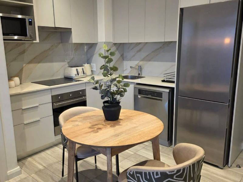 Luxury 2 Bedroom 1.5 Bathroom in Menlyn - Photo 5