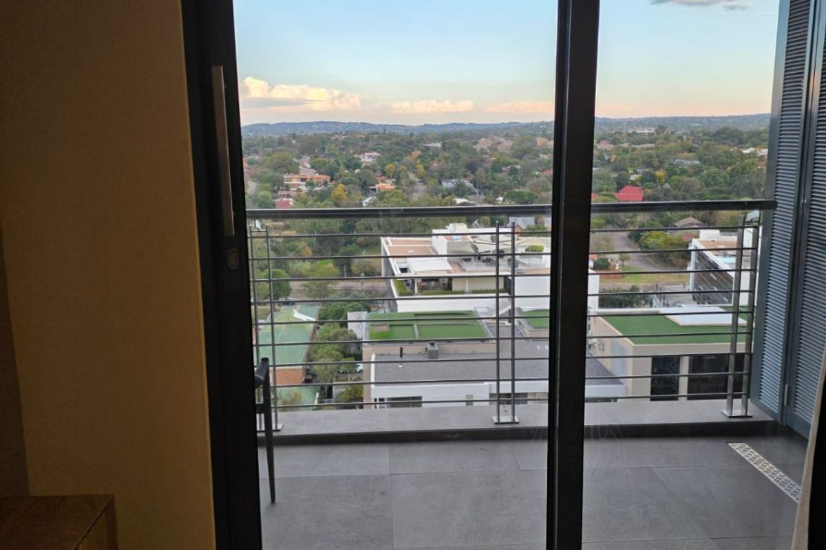 Luxury 2 Bedroom 1.5 Bathroom in Menlyn - Photo 3