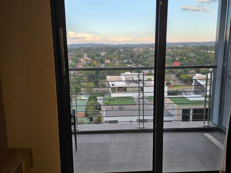 Luxury 2 Bedroom 1.5 Bathroom in Menlyn - Photo 3