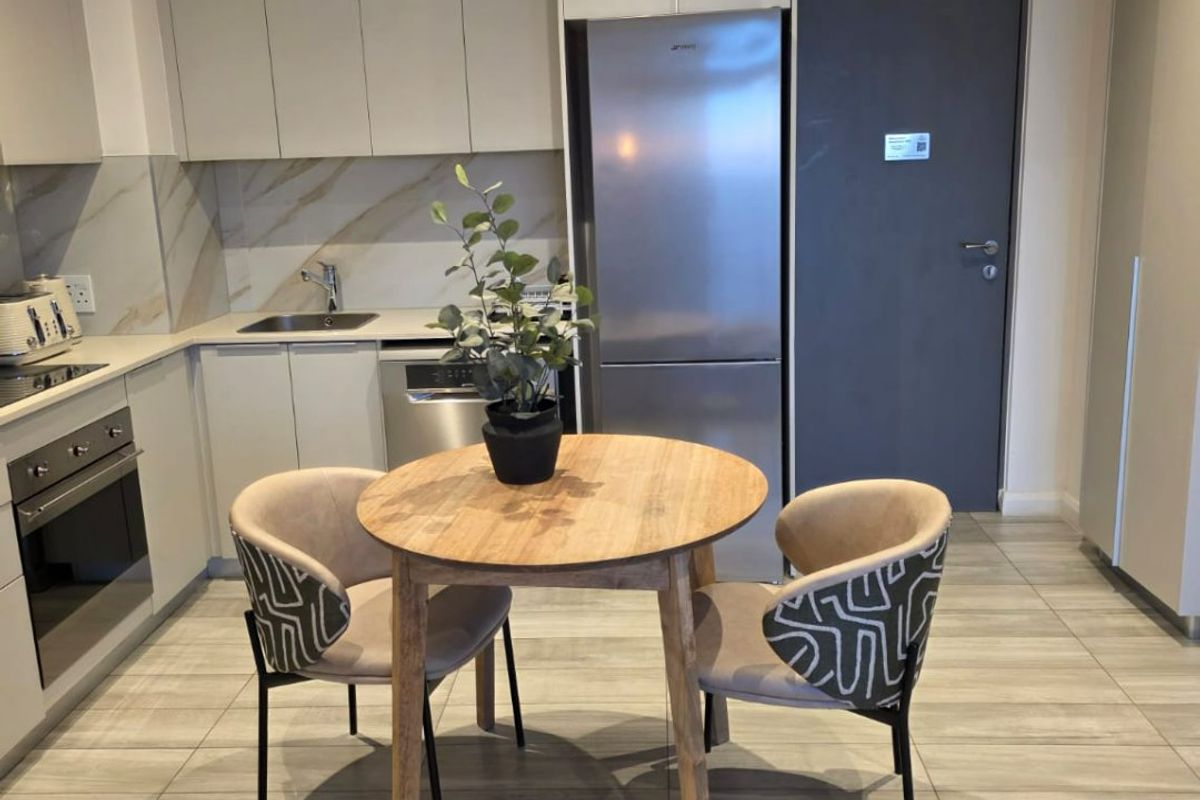 Luxury 2 Bedroom 1.5 Bathroom in Menlyn - Photo 2