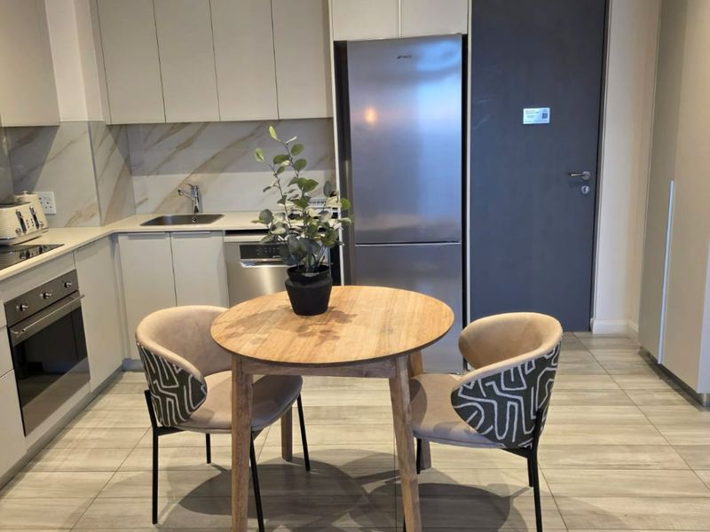 Luxury 2 Bedroom 1.5 Bathroom in Menlyn - Photo 2