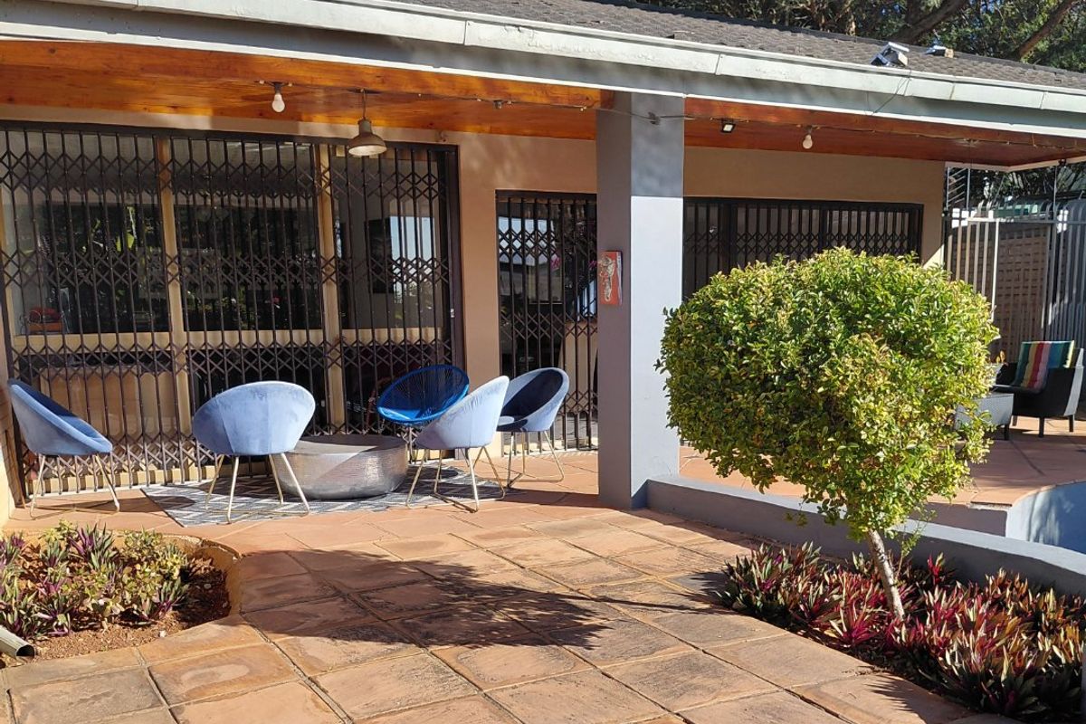 Elegant Family Home with Exceptional Entertainment Spaces in Waterkloof - Photo 3