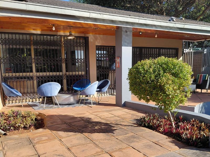 Elegant Family Home with Exceptional Entertainment Spaces in Waterkloof - Photo 3
