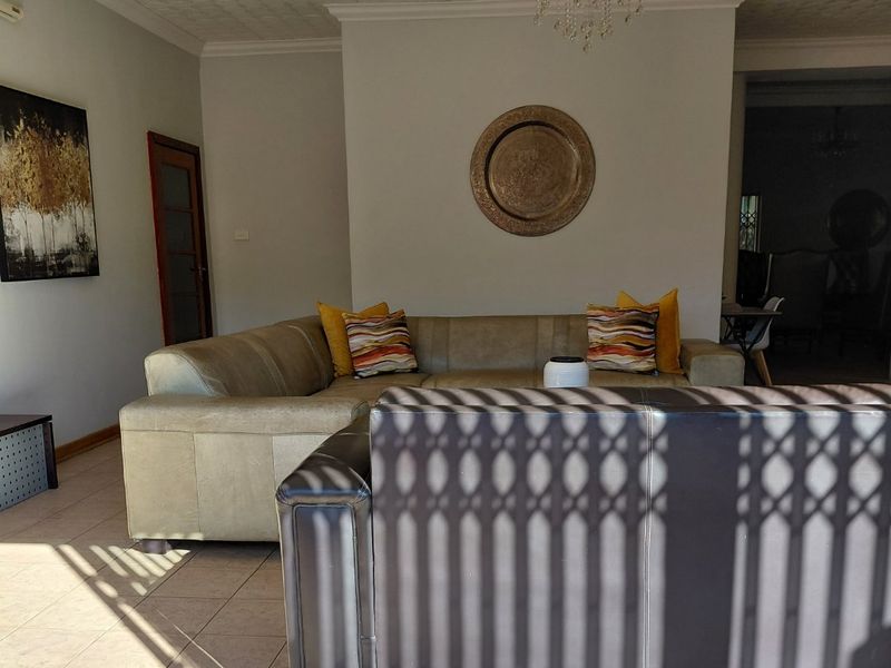 Elegant Family Home with Exceptional Entertainment Spaces in Waterkloof - Photo 10