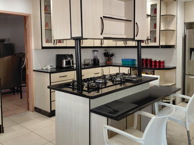 Elegant Family Home with Exceptional Entertainment Spaces in Waterkloof - Photo 9