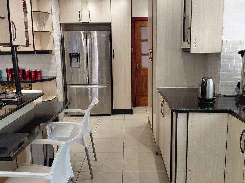 Elegant Family Home with Exceptional Entertainment Spaces in Waterkloof - Photo 5