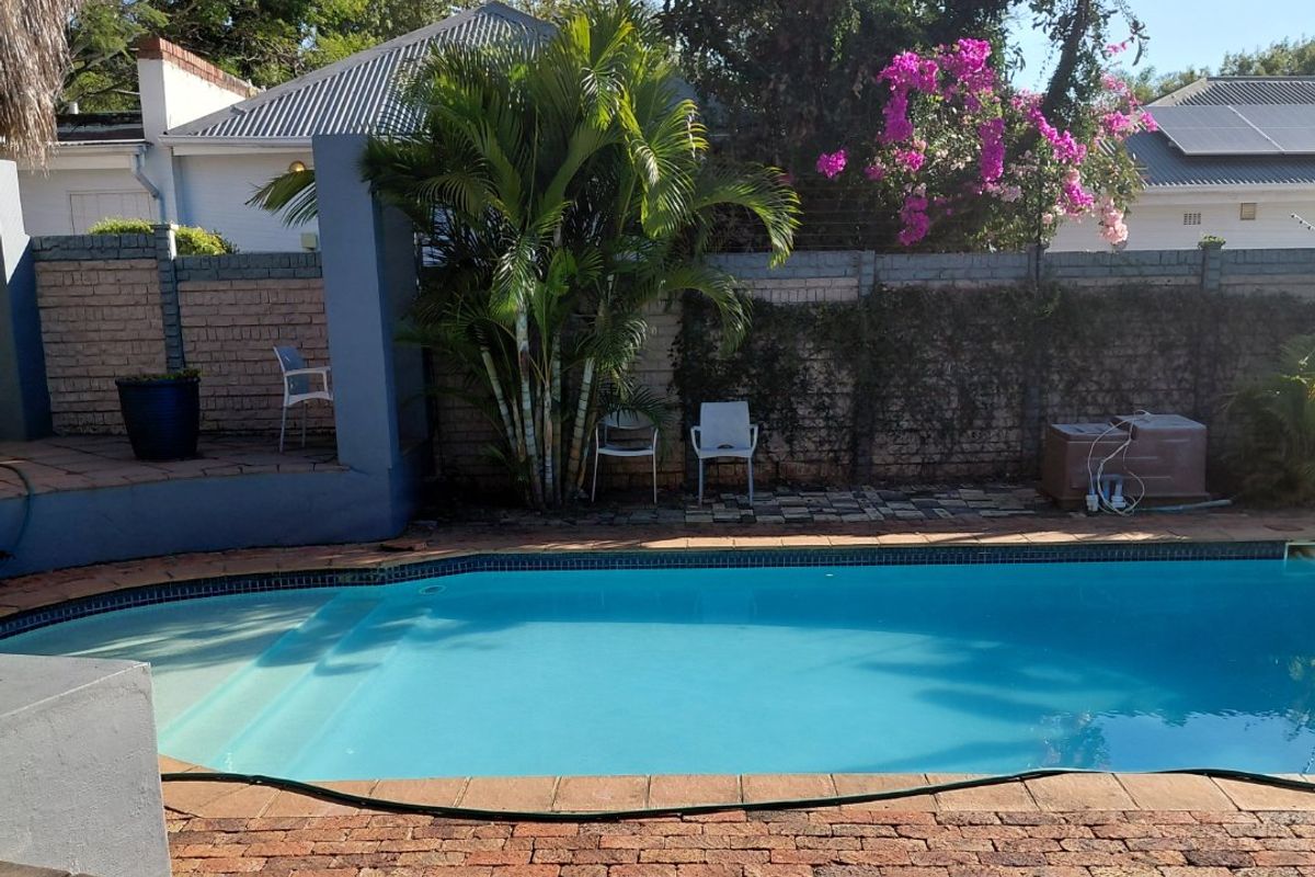 Elegant Family Home with Exceptional Entertainment Spaces in Waterkloof - Photo 2