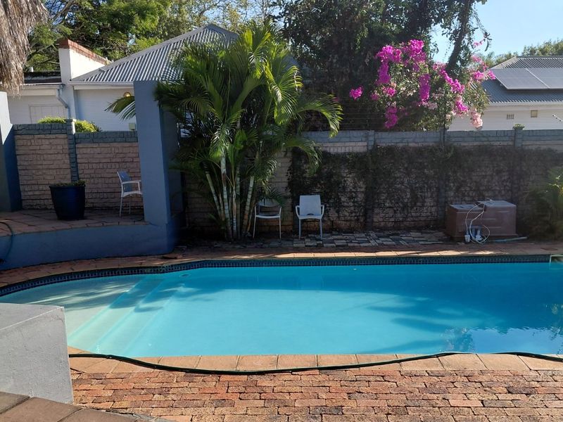 Elegant Family Home with Exceptional Entertainment Spaces in Waterkloof - Photo 2
