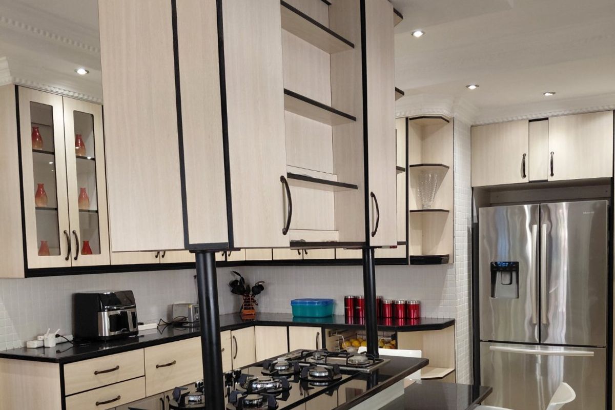 Elegant Family Home with Exceptional Entertainment Spaces in Waterkloof - Photo 4