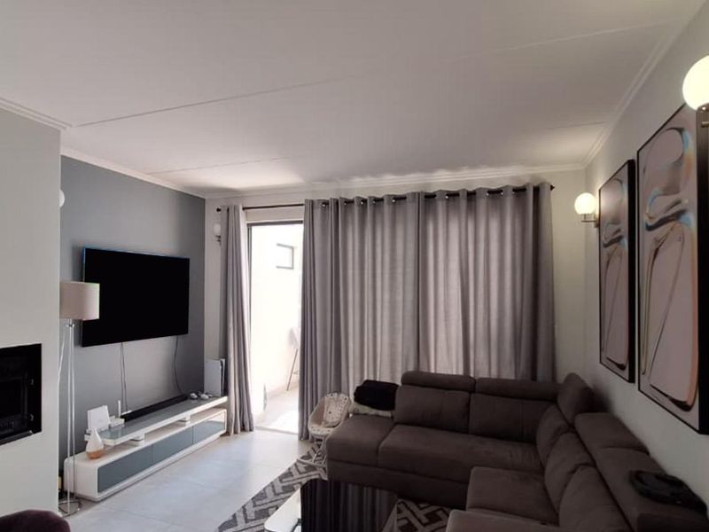 2 Bedroom Apartment / Flat for Sale in Craighall - Photo 2