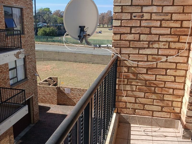 Spacious 2 bed 2 bath apartment - Photo 2