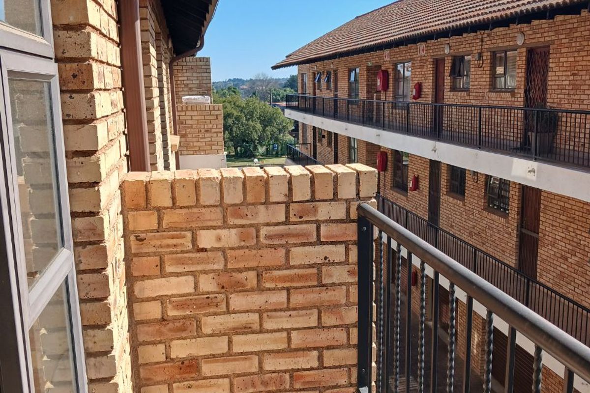 Spacious 2 bed 2 bath apartment - Photo 4