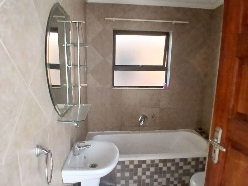 Spacious 2 bed 2 bath apartment - Photo 9