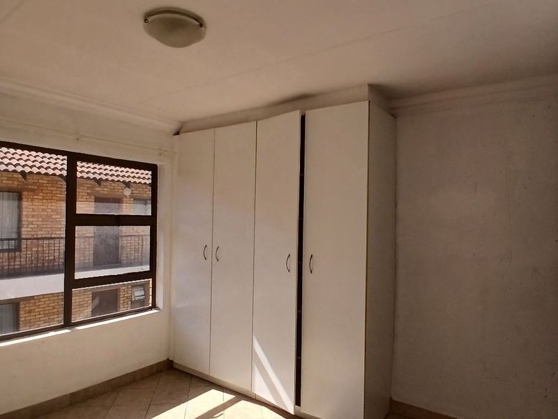 Spacious 2 bed 2 bath apartment - Photo 7