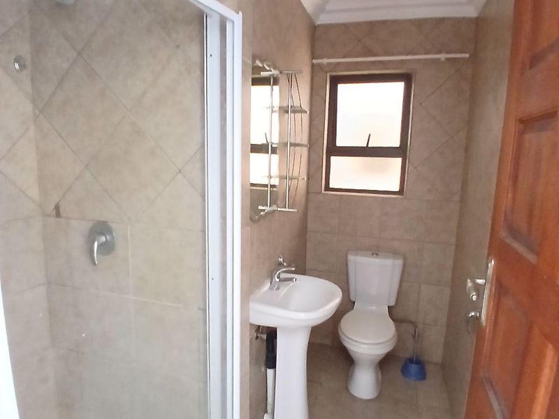 Spacious 2 bed 2 bath apartment - Photo 8