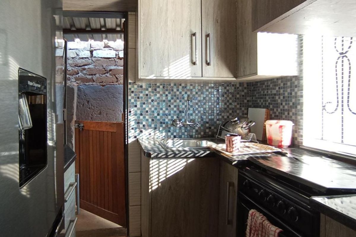 Bargain Bargain Bargain:Stunning two bedroom for sale at Soshanguve FF - Photo 3