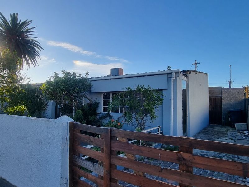 4 bedroom family home for sale in Silvertown. - Photo 1