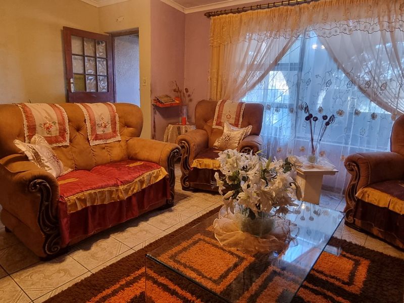 4 bedroom family home for sale in Silvertown. - Photo 7