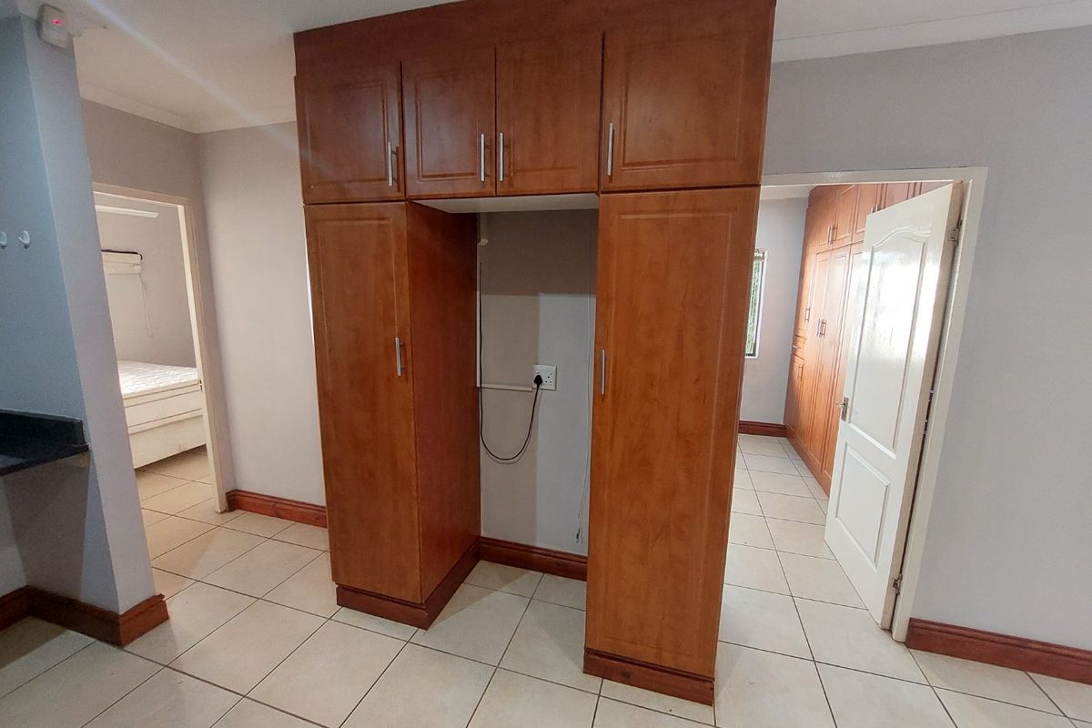 Sunny 2 bed garden cottage in Kloof with modern ease - Photo 4